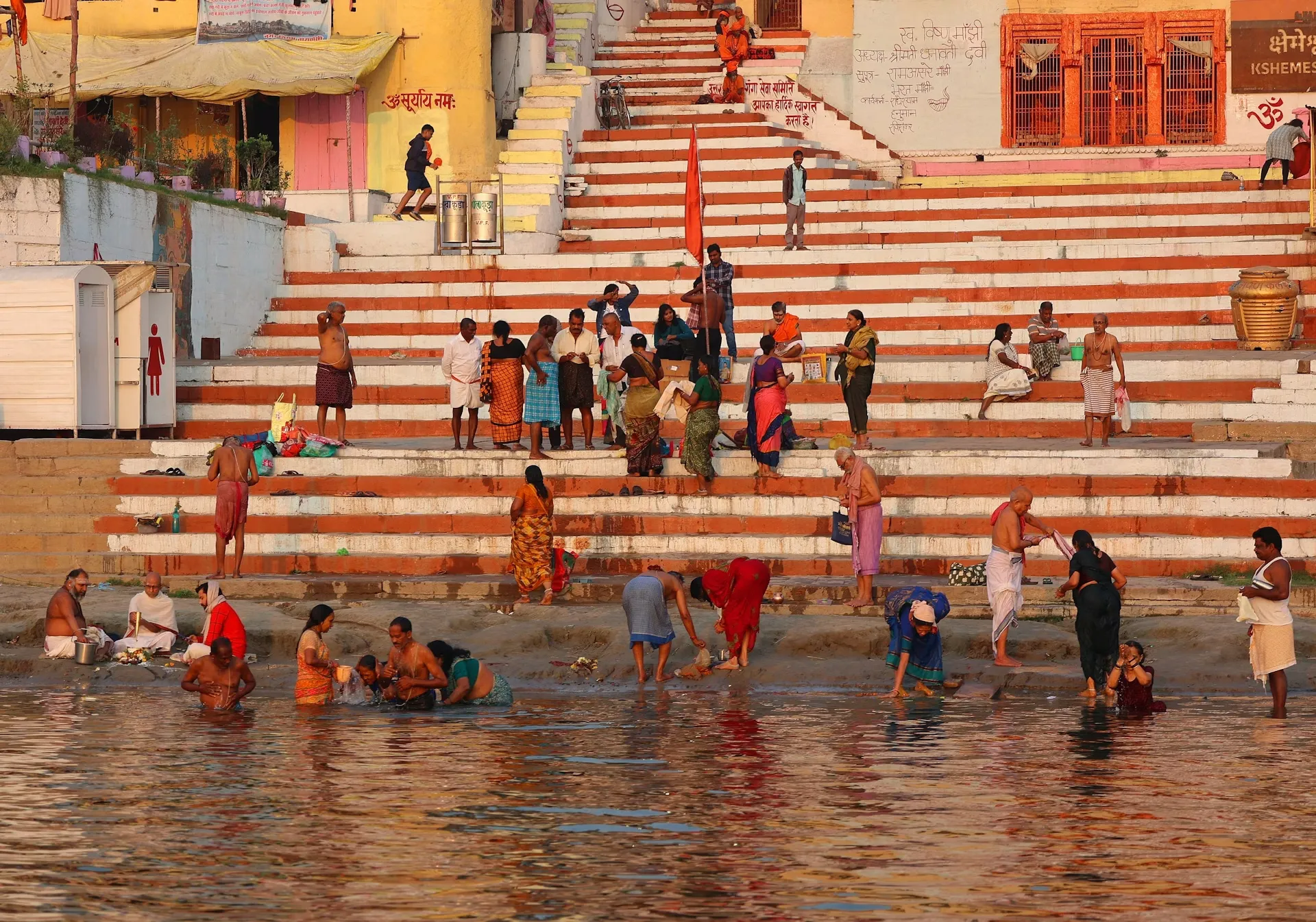 Empacados con peregrinos listos para bañarse en las aguas sagradas del Ganges, los famosos ghats de Varanasi nunca decepcionan. Shutterstock