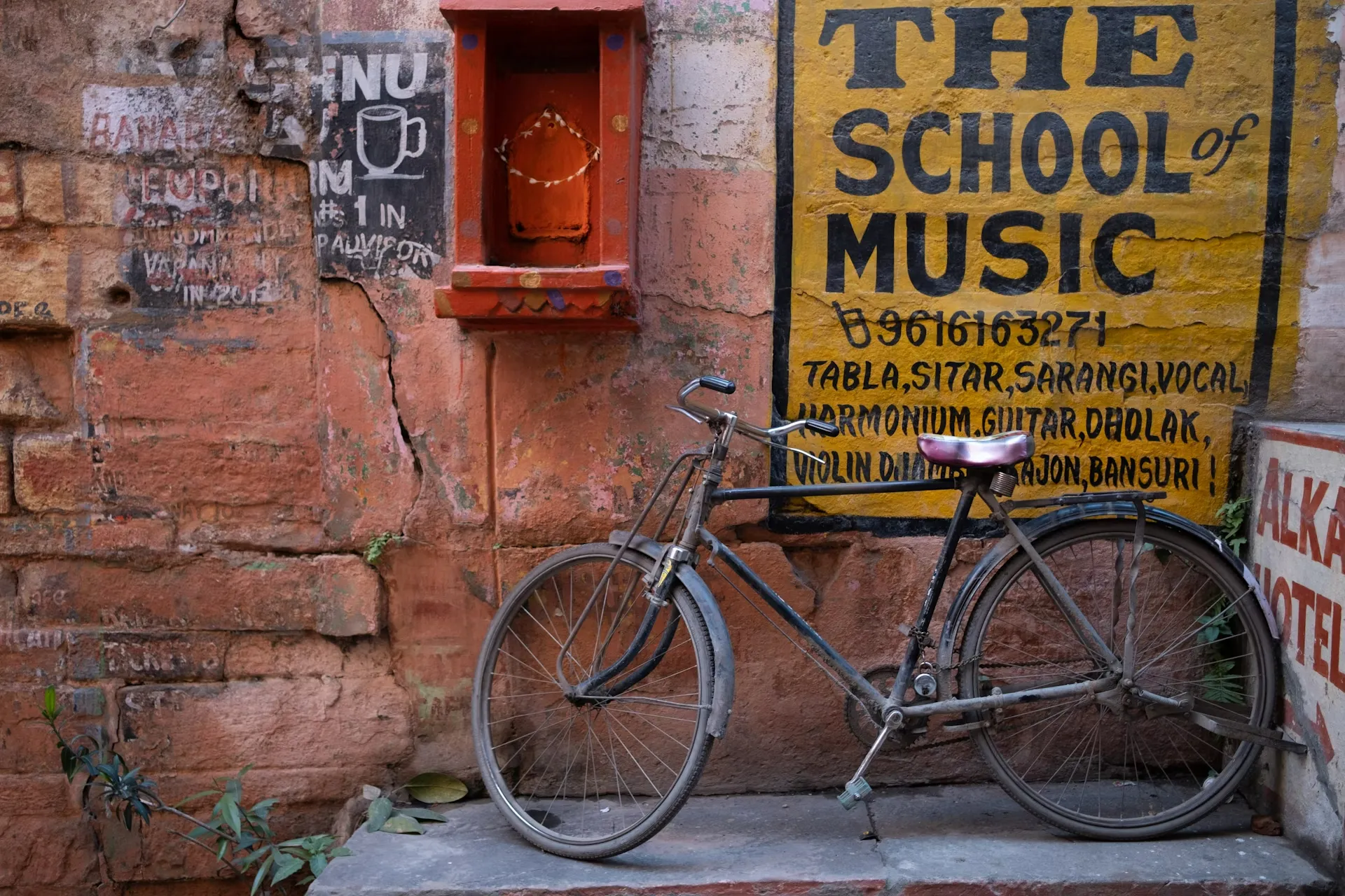 Cuente con sus propios pies –o quizás una bicicleta– para recorrer los caminos estrechos de Varanasi. Shutterstock