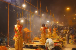Una ceremonia aarti de 45 minutos (puja de fuego) se celebra cada noche en Varanasi. Muestra respeto hacia los fieles. Alexandra Lande/Shutterstock