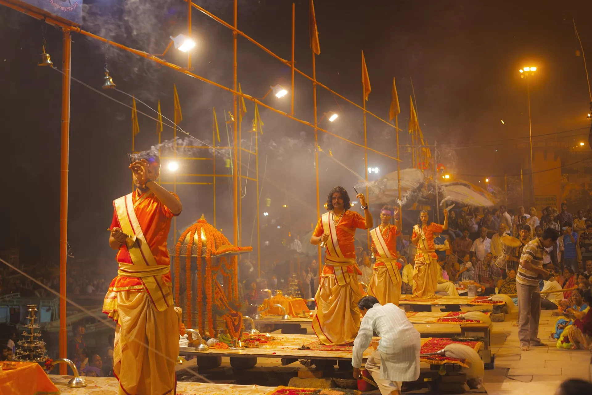 Una ceremonia aarti de 45 minutos (puja de fuego) se celebra cada noche en Varanasi. Muestra respeto hacia los fieles. Alexandra Lande/Shutterstock